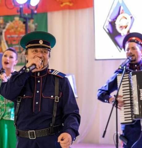 Фольклорный ансамбль народной, казачьей песни.