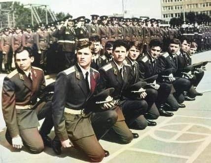 Команда "Колено преклонить" перед знаменем части ВПВПУ КГБ СССР Голицыно.