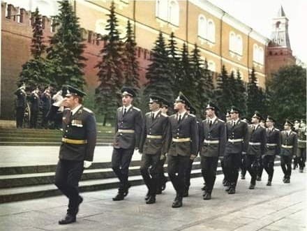 Торжественное прохождение у Могилы Неизвестного солдата в городе Москве.