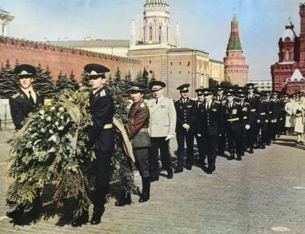 Возложение венков на Красной площади - выпуск 1990 года ВПВПУ  КГБ СССР офицеры пограничники.