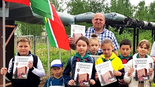 Федотов Олег Александрович с юными пограничниками на погранзаставе.