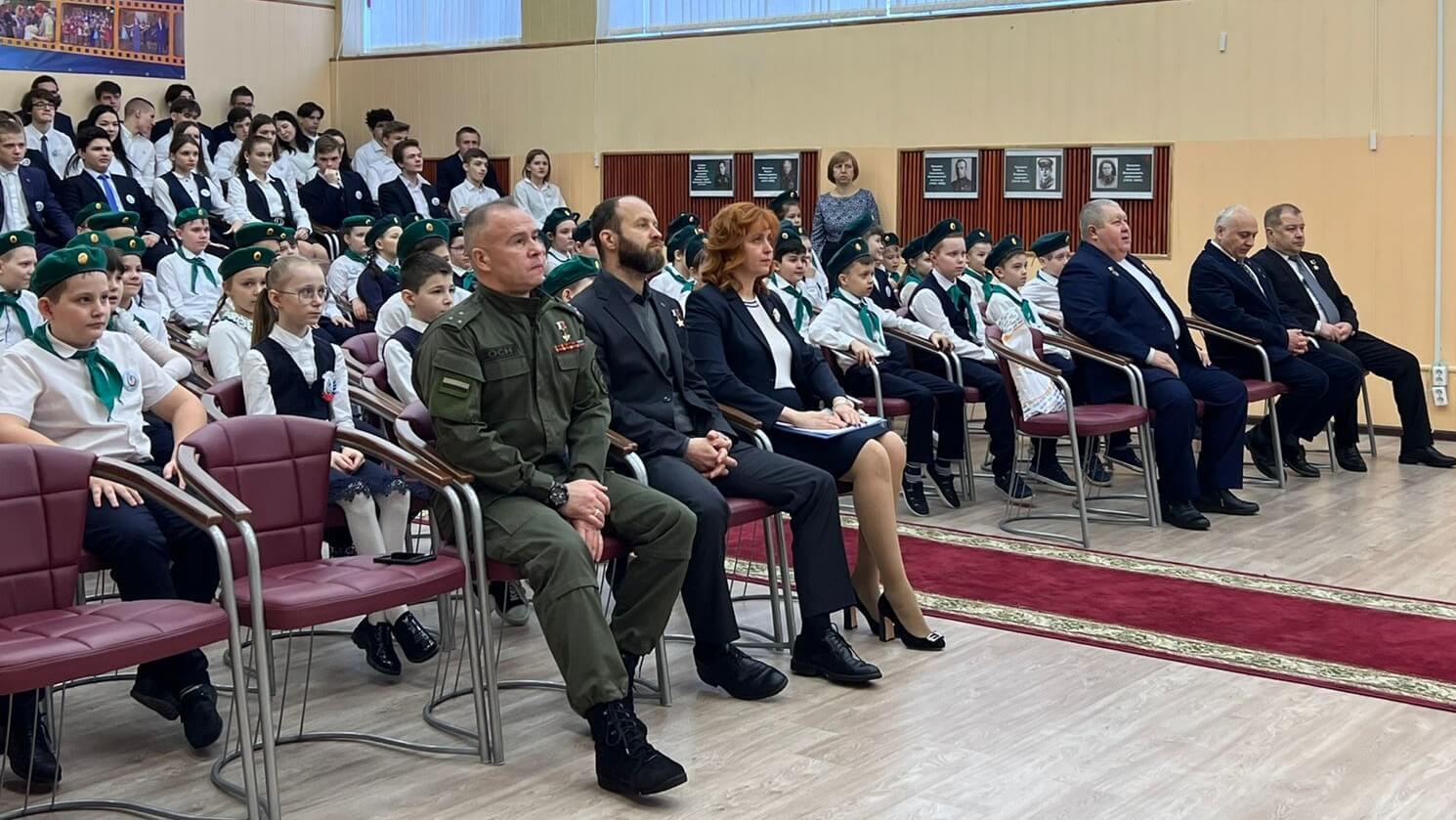 Зал со зрителями во время мероприятия с участием Героев России. 