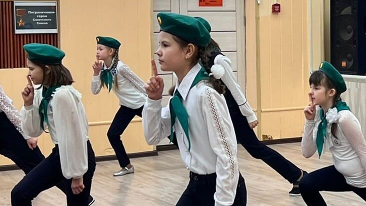 Ученики Голицынской школы №2 дают представление, танцы для зрителей, участников акции в школе.