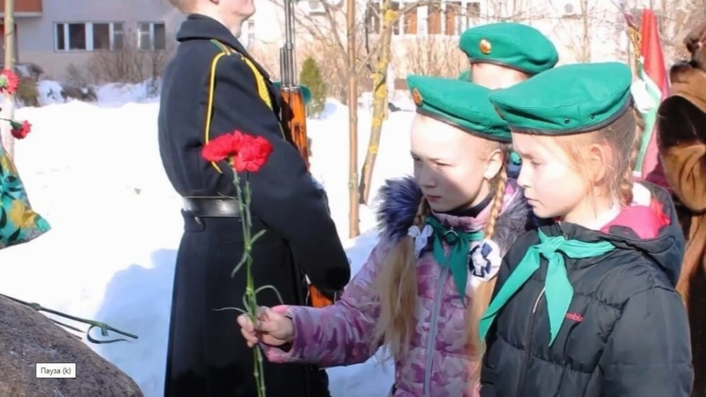 Ученики Голицынской школы №2 возложение цветов в память о погибших в боевых дейстьвиях.