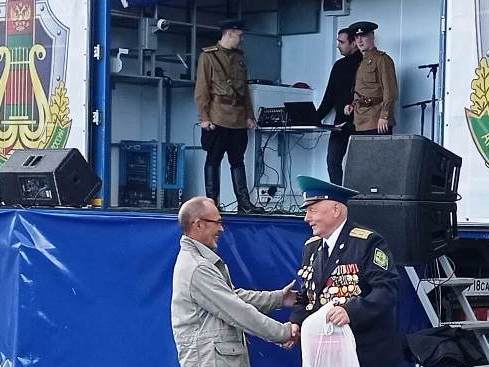 Награждение ветерана пограничной службы Валерия Гришина в День пограничника в Голицыно 28 мая.
