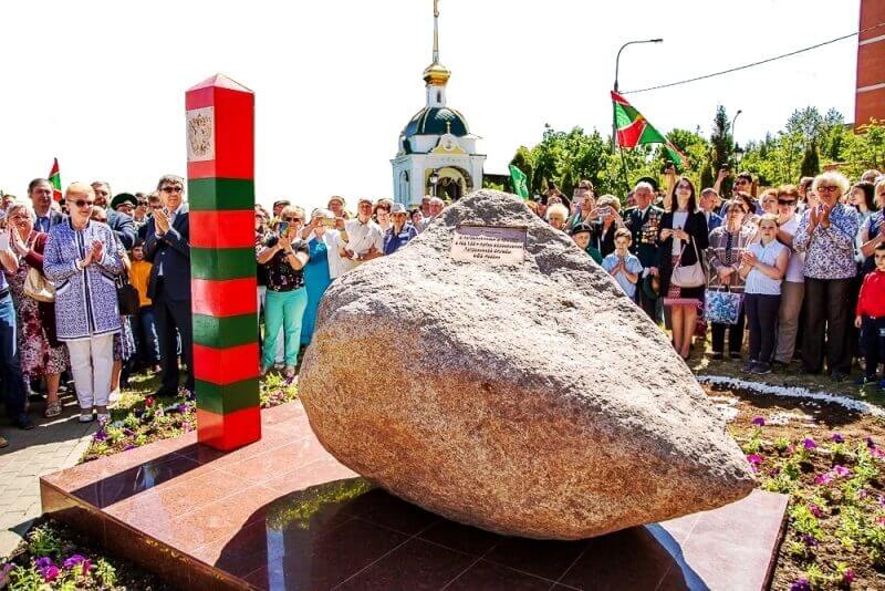 Памятный камень в честь 100-летия пограничных войск в Голицыно установили ветераны пограничники.