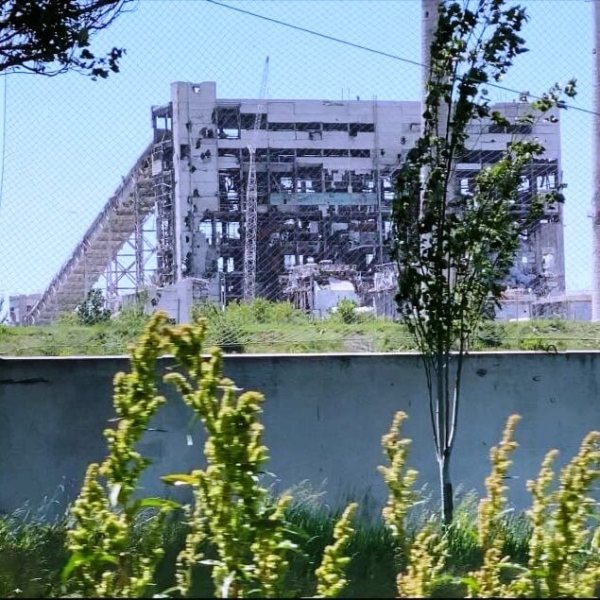Завод Азовстать  со стороны колонны с помощью жителям Мариуполя и Донбасса.