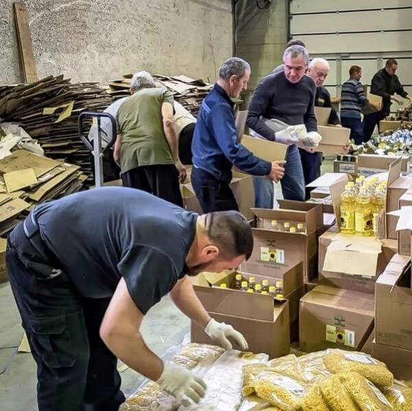 На складе гуманитарная помощь Донбассу фасуется в коробки.