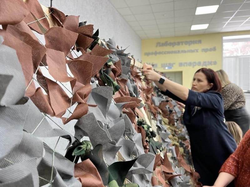 Плетение маскировки для военнслужащих в зоне СВО на Украине в Голицыно волонтёры.