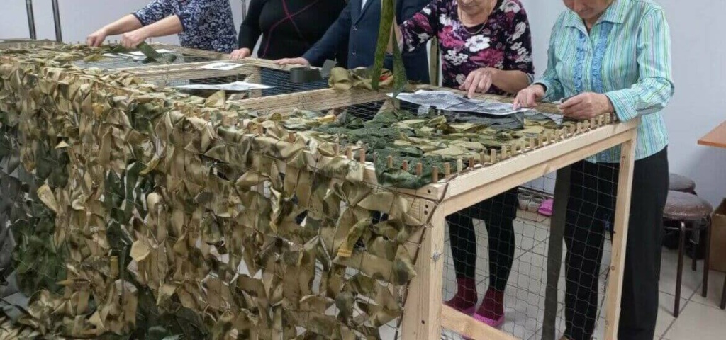 Плетение маскировки для военнослужащих в зоне СВО на Украине в Голицыно волонтёры